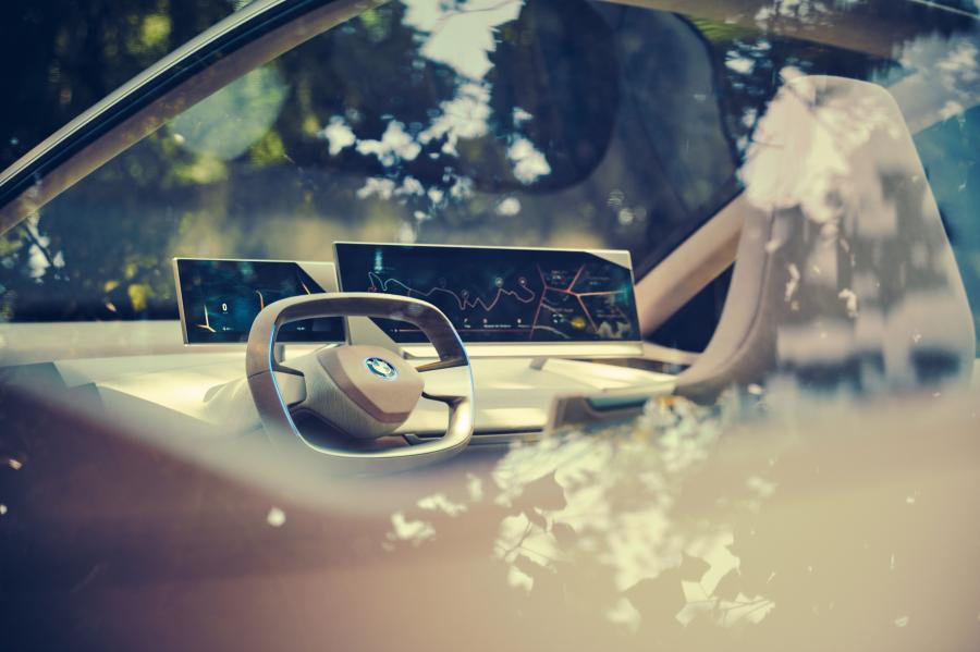 Детали интерьера BMW Vision iNEXT 2018 года  (фото 11 из 128)